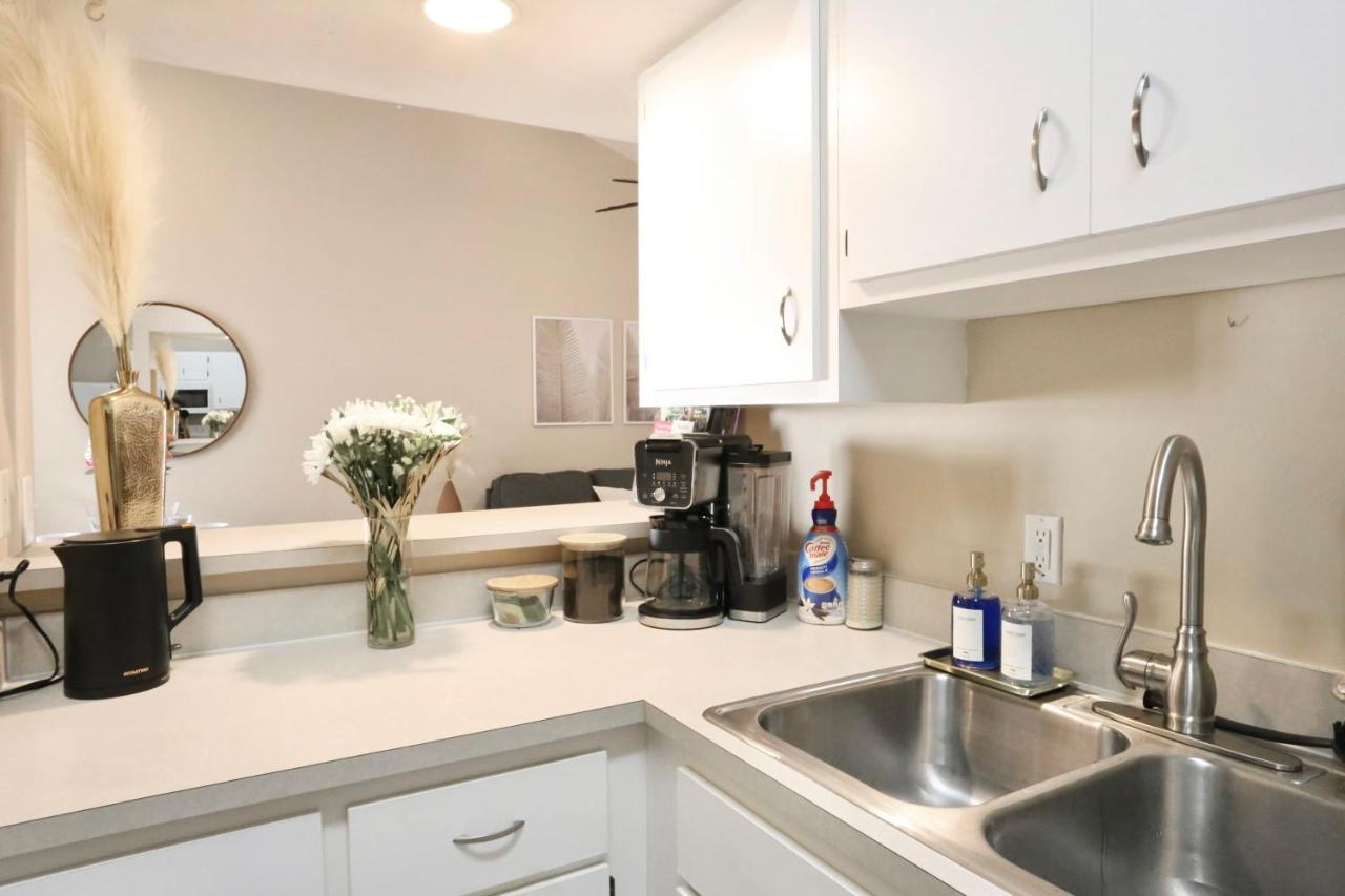Nomad Retreat King Bed Boutique Condo W Garage Гейнсвилл Экстерьер фото