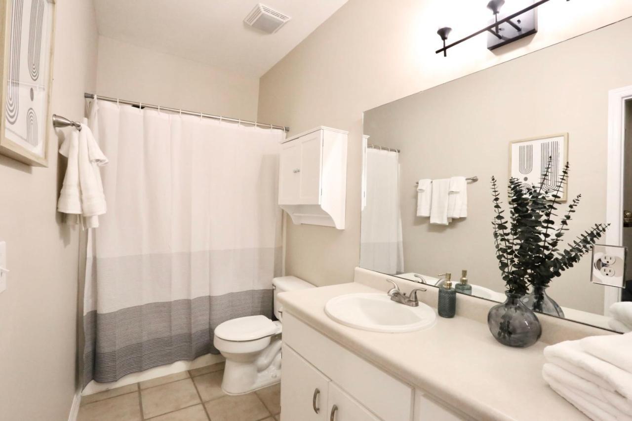 Nomad Retreat King Bed Boutique Condo W Garage Гейнсвилл Экстерьер фото